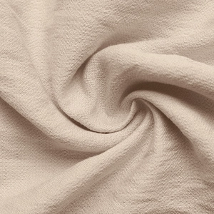 Gros plan sur tissu beige tissé avec texture lin-mousseline et drapé fluide doux