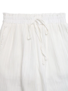 Dettaglio della vita elastica con coulisse intrecciata sui pantaloni bianchi casual
