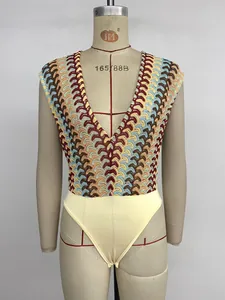Gros plan d'un body bohème à col en V profond avec broderie crochetée à motif de vagues