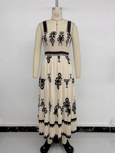 Detail des gesmokten Oberteils und Ethno-Musters am beigen Etagen-Maxikleid