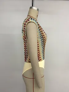 Détail du corsage en tricot à zigzag coloré sur un combishort bohème sans manches