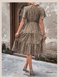 Detail of V-neck tiered leopard print dress with high waist and short sleeves in summer