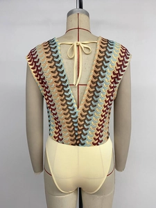 Détail du motif au crochet ondulé et dos nu en V avec lacets sur le body sans manches