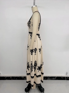Detail eines Boho-Stufenkleids mit gerafftem Oberteil und ethnischem Totem-Print