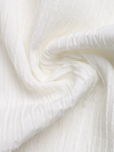 Dettaglio ravvicinato della trama in maglia a coste bianche per pantaloni casual