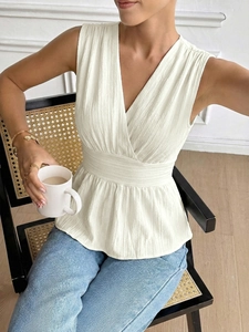 Détail du haut peplum sans manches à col en V avec texture plissée verticale