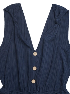 Dettaglio della tutina smanicata blu navy con trama a coste e bottoni in legno