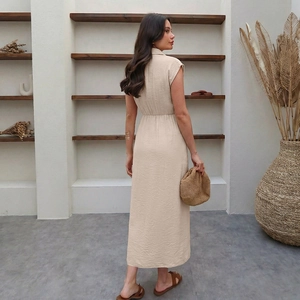 Robe midi beige à manches courtes et taille élastique montrée de vue arrière