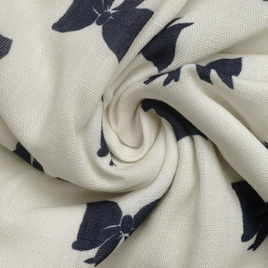 Gros plan sur un tissu tissé léger avec imprimé papillon et texture naturelle