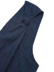Dettaglio in maglia a coste blu scuro con nodo sulla tutina corta senza schiena