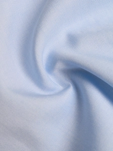 Vista macro degli shorts da completo azzurri che mostra la trama fine del tessuto e il drappeggio