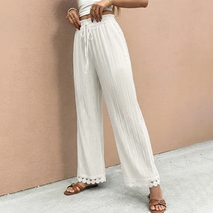 Pantaloni bianchi a vita alta gamba larga con tessuto increspato e pizzo stile boho