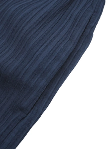 Macro dettaglio della trama in maglia a coste blu scuro e del tessuto di alta qualità della tuta