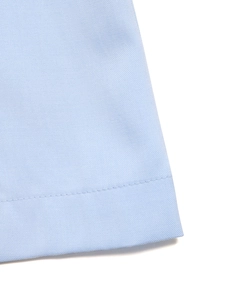 Dettaglio del tessuto azzurro dei pantaloncini con trama saia e cuciture piatte precise