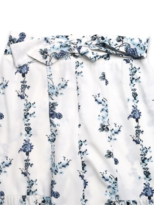 Détail de la taille bohème à fleurs avec nœud, plis texturés et imprimé bleu élégant