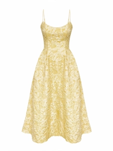 Gros plan du tissu jacquard floral sur une robe longue à bretelles jaune élégante