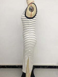 Dettaglio dell'abito in maglia a righe slim con elegante spacco laterale su manichino
