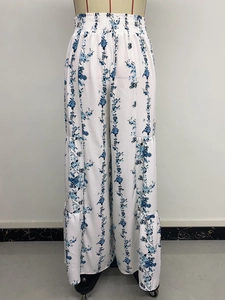 Détail du pantalon large à taille haute avec rayures fleuries bleues et taille élastique
