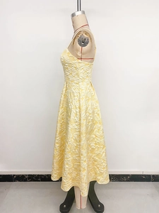Détail de la texture jacquard jaune clair sur cette robe élégante trapèze sans manches