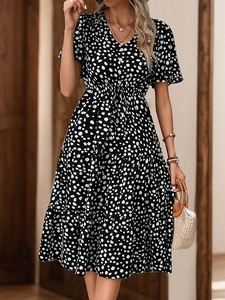 Detail of V-neck summer dress with leopard print, drawstring waist and tiered skirt