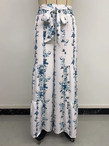 Vue détaillée du pantalon bohème à fleurs avec plusieurs niveaux et taille nouée