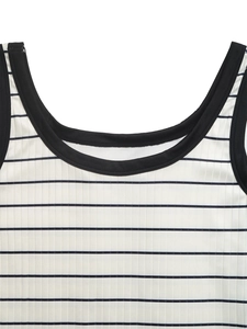 Dettaglio del tessuto in maglia a righe con bordo nero a contrasto sullo scollo tondo