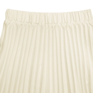 Detailed macro view of the pleated beige skirt featuring high-waisted elastic design