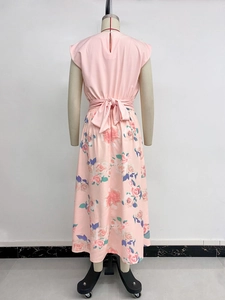 Détail de la robe rose à fleurs vue de dos avec nœud à la taille et tissu léger