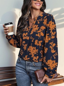 Detailansicht der V-Ausschnitt-Blumenerie mit orangefarbenem Muster und Bündchen