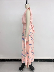 Détail d'un ensemble élégant à fleurs roses avec taille haute et ruban noué à la ceinture
