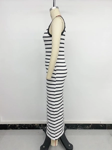 Detail eines schmal geschnittenen ärmellosen Strickkleides mit schwarz-weißen Streifen