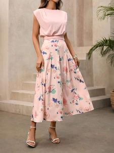 Détail d'un haut plissé sans manches rose et d'une jupe évasée fleurie assortie