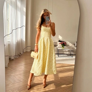 Robe longue élégante en jacquard jaune clair avec design dos nu sans manches et coupe en A