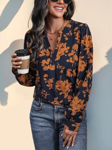 Detail der langärmligen V-Ausschnitt-Bluse in Marineblau mit orangefarbenem Blumendruck