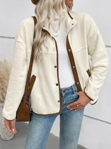 Détail d'un cardigan en polaire contrasté avec col montant et boutons pression femme