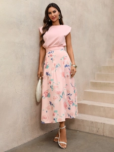 Détail d'un ensemble deux pièces élégant avec haut rose et jupe longue fleurie