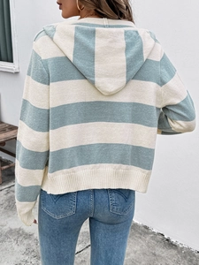 Détail du cardigan à capuche en maille rayée bleu clair et crème avec bord côtelé