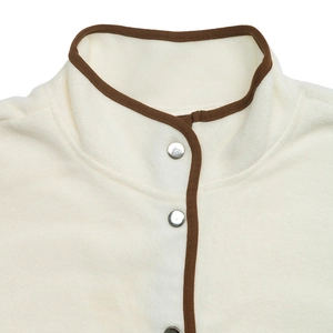 Vue détaillée d'une veste en polaire avec col montant et boutons-pression en métal