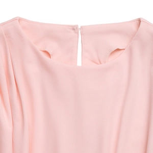 Détail de l'encolure rose avec fermeture goutte au dos et texture du tissu raffiné