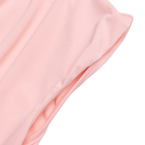 Détail de la poche latérale sur un ensemble jupe rose avec couture précise et soignée