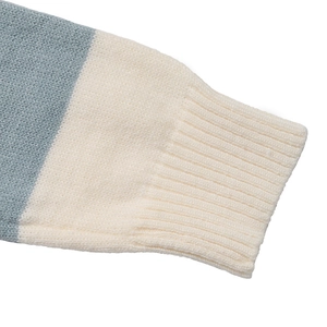 Détail des poignets côtelés sur un cardigan à capuche rayé avec contraste bleu et blanc