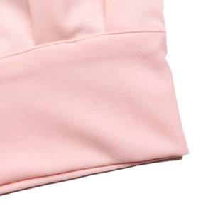 Détail du poignet en tricot rose avec une texture côtelée pour ensemble d'été élégant