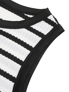 Makro-Detail von gestreiftem Strickstoff mit schwarzem Rand und Waffelstruktur