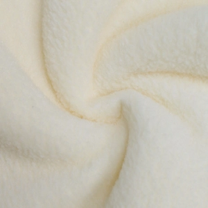 Vue détaillée du tissu polaire blanc doux avec une texture épaisse et granuleuse