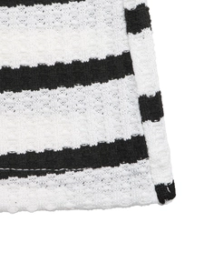 Detaillierte Makroansicht des schwarz-weiß gestreiften Waffelstrickstoffs des Kleides