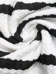 Detailansicht des schwarz-weiß gestreiften Waffelstricks mit weicher Textur und Dehnung