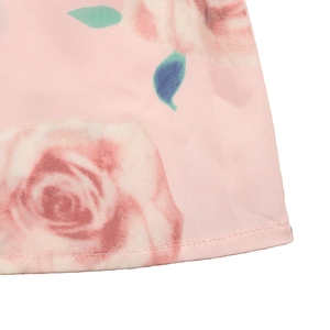 Gros plan détaillé de l'imprimé floral rose et de l'ourlet lisse sur la jupe femme