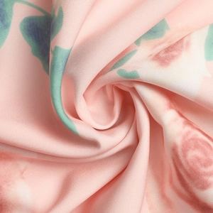 Gros plan sur un tissu imprimé floral élégant avec roses et texture lisse