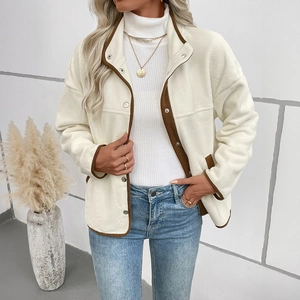 Veste en polaire crème pour femmes avec bordure marron et boutons-pression en argent