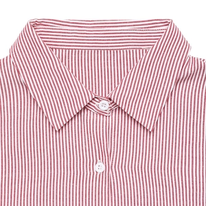 Détail d'une chemise à rayures rouges et blanches avec col pointu et boutons